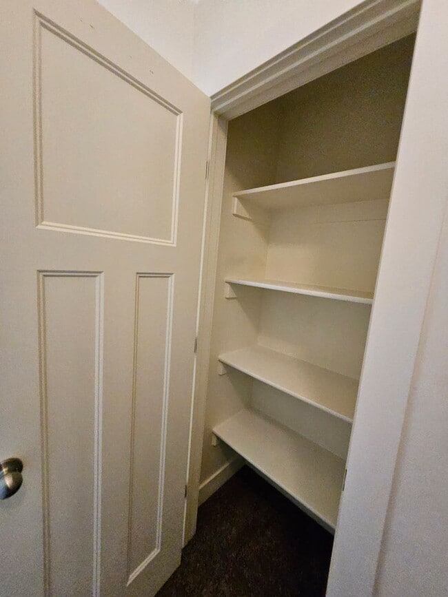 Building Photo - 2 bed, 2.5 bath townhome in Lincoln Park