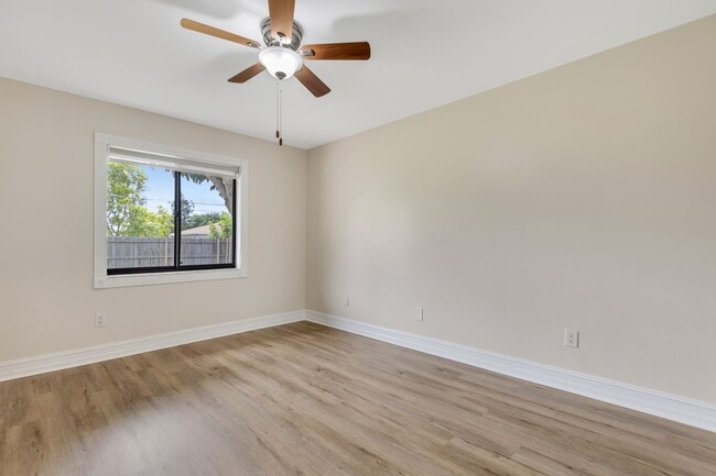 Building Photo - ** GOLDEN GATE CITY ** 3 BED + DEN / 2 BATH - FENCED YARD - NO HOA! - ANNUAL RENTAL