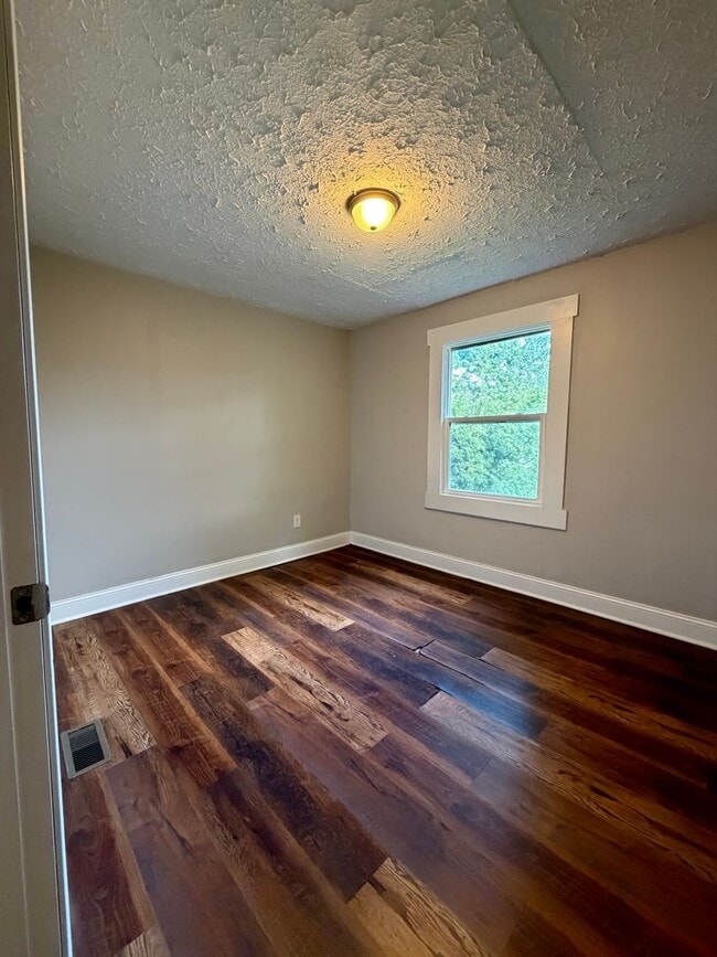 Building Photo - 3 Bedroom in Frankfort!