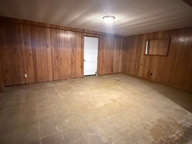 Building Photo - Beautiful home, large shade trees, walk to the lake, minutes to ski resorts