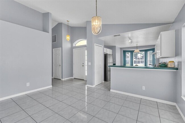 Building Photo - 4454 King Edward Dr