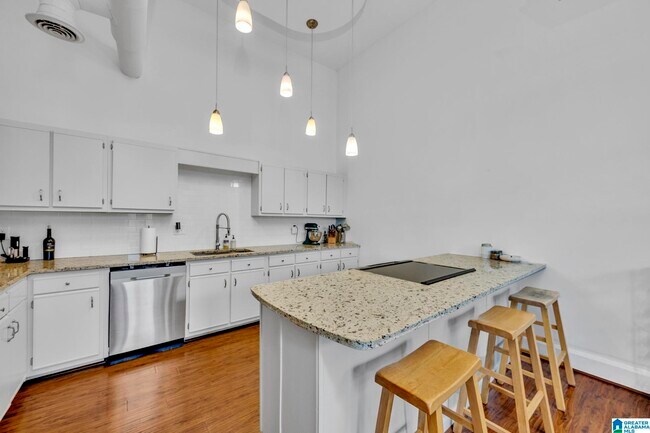 Building Photo - 2112 Morris Ave