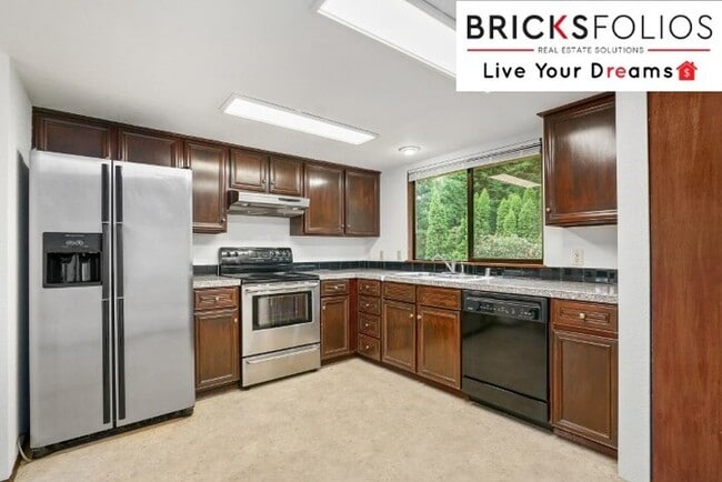 Building Photo - Redmond Gem! Live in the award-winning Lake Washington School District.