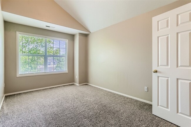 Building Photo - Spacious Two-Level Duplex Home with Fenced Backyard in Hillsboro!