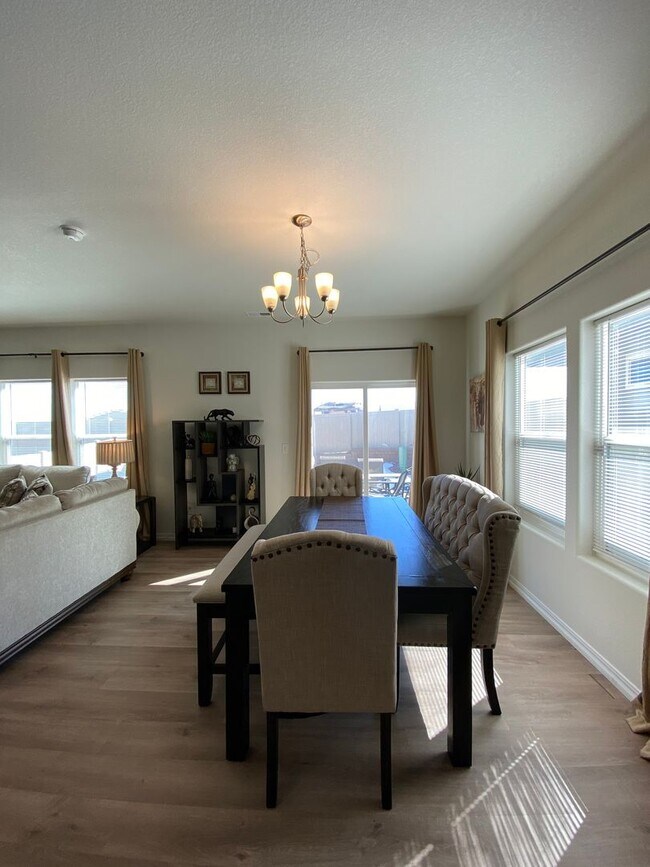 Building Photo - Stunning 3 Bedroom in NE Springs!