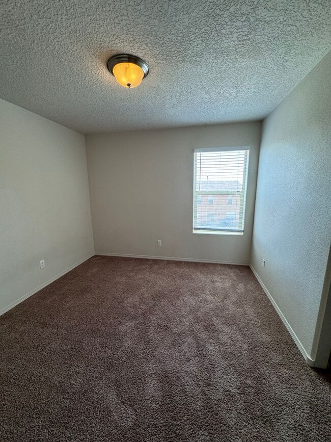 Building Photo - 4 bed home available now!