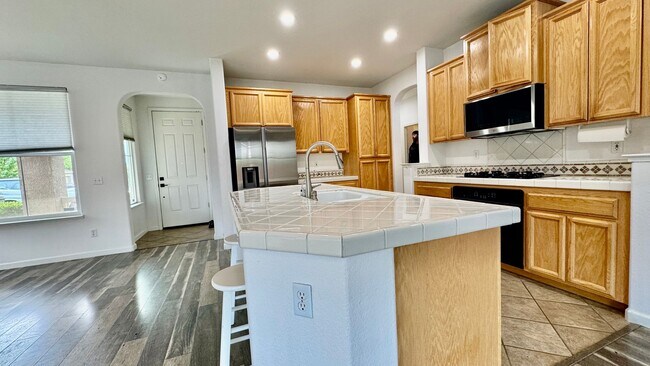 Building Photo - NOW AVAILABLE- COZY 3 BED, 2 BATH, 2 CAR GARAGE IN A QUIET NEIGHBORHOOD, NORTH NATOMAS