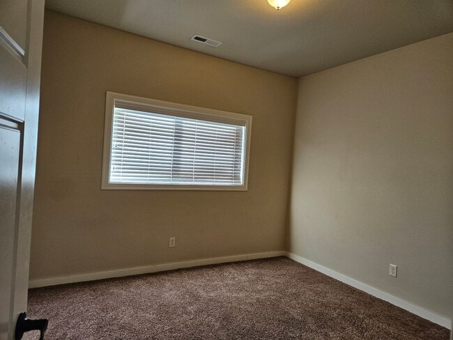 Building Photo - 3Bd/2Ba Two story townhouse - Available soon!