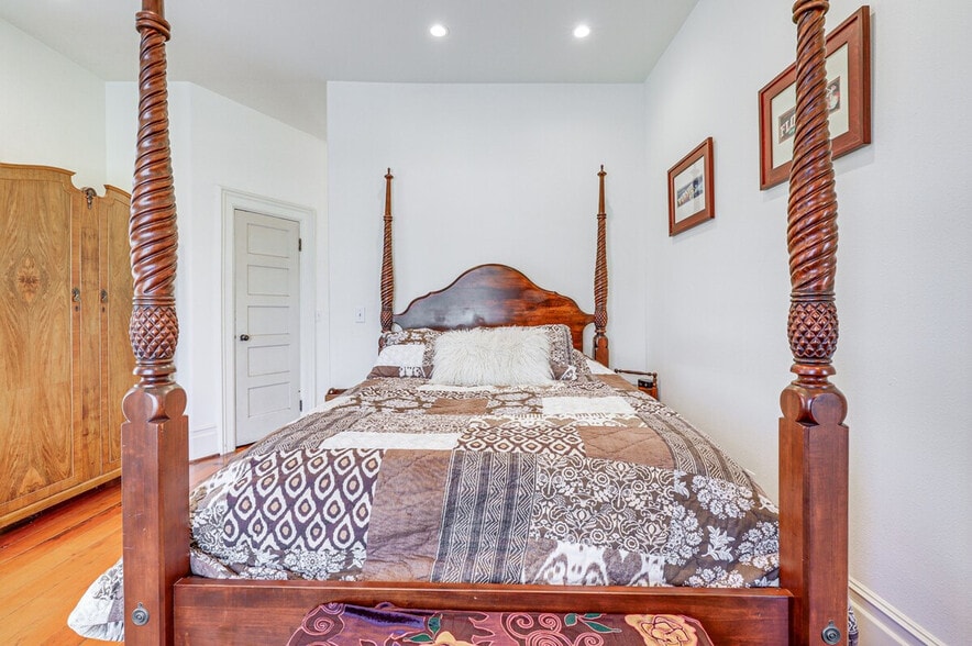 Building Photo - 3177 Vichy Ave