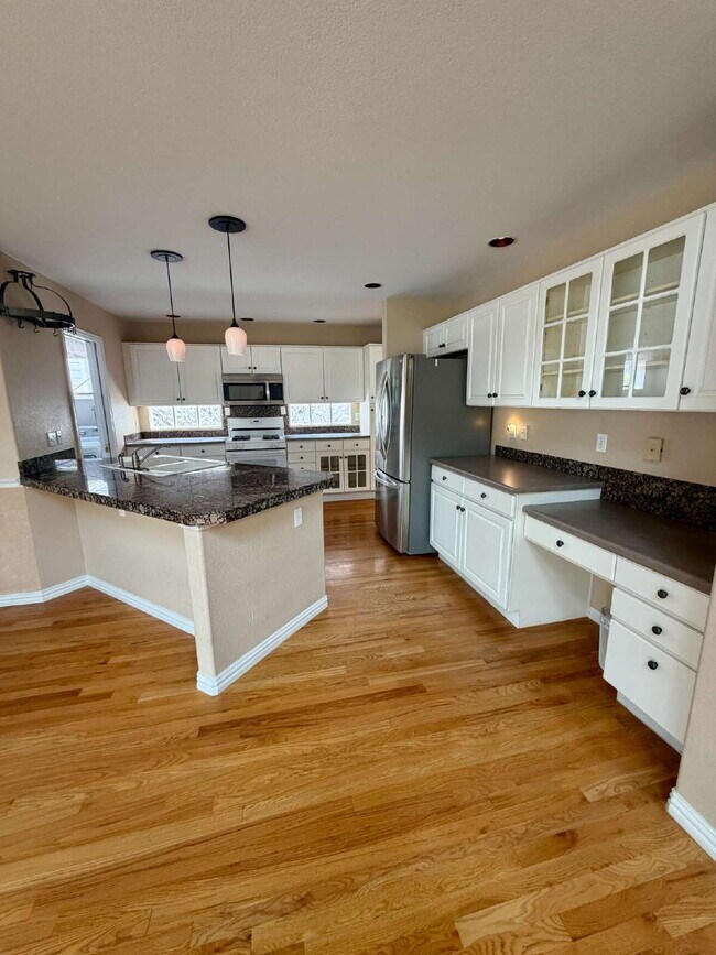 Building Photo - Don’t Miss out on this 4-bedroom 3 bath home in the gated Lighthouse Villas Community.
