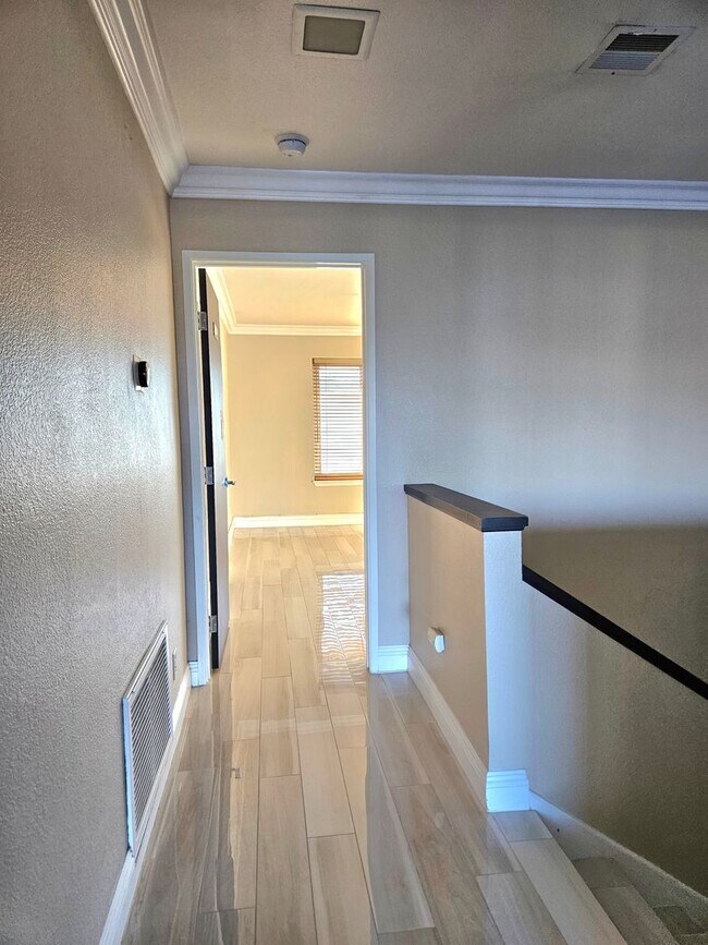 Building Photo - Beautiful condo ready for you to move into!