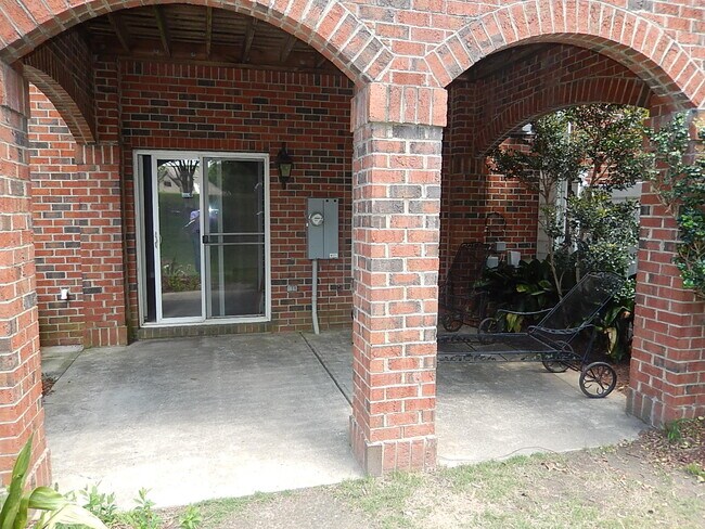 Building Photo - 2927 Imperial Oaks Dr