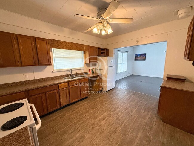 Building Photo - Spacious 3 Bedrooms / 1 Bathroom Home For ...