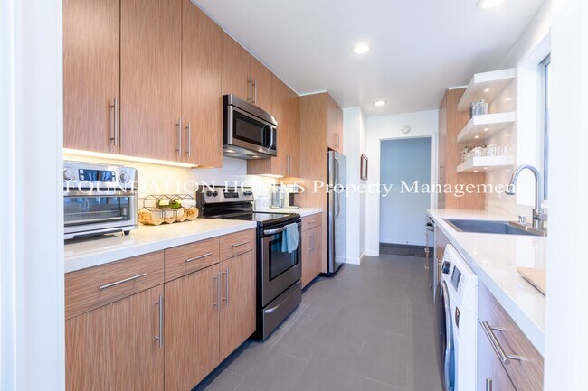 Building Photo - 2BR/2BA Waterfront Corner Condo!  No Novem...