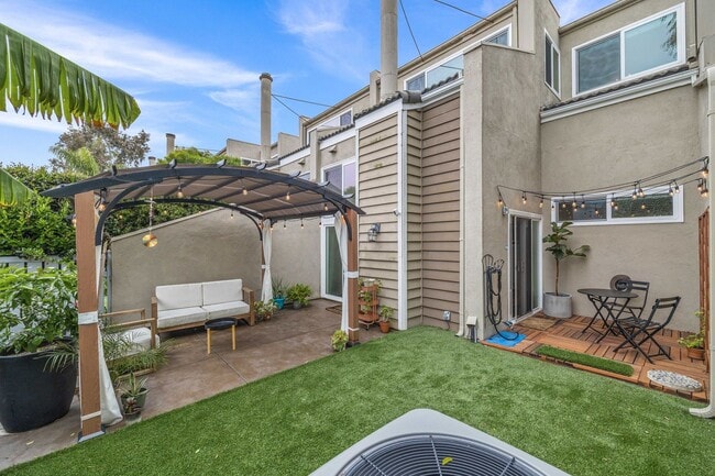 Building Photo - Large townhome in Huntington Beach!