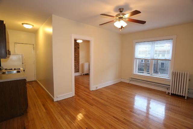 Building Photo - 956 W Cornelia Ave