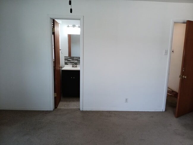 Building Photo - 3 Bedroom, 2-Bathroom in the NE Heights, Close to Everything.