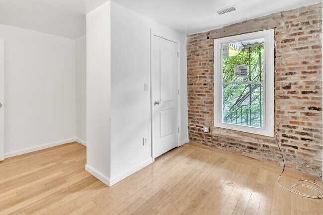 Building Photo - 162 University Ave