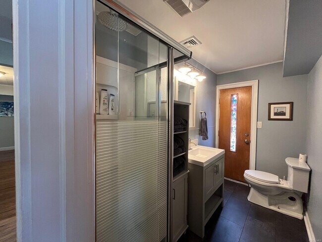 Building Photo - 804 Evergreen Walk