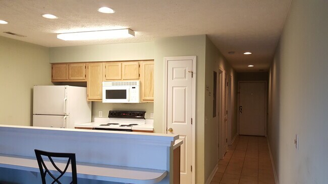 Building Photo - REDUCED! Fully Furnished 1 Bedroom Condo i...