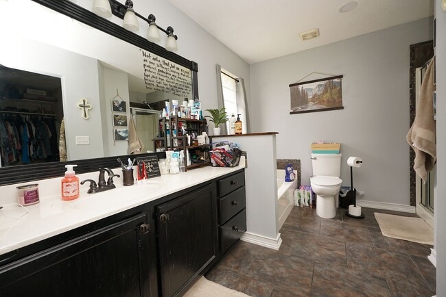 Building Photo - Lovely Cul-De-Sac Home in South Crestview