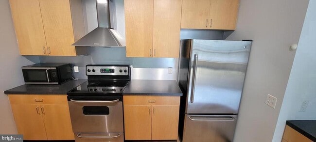 Building Photo - 75 Maple St