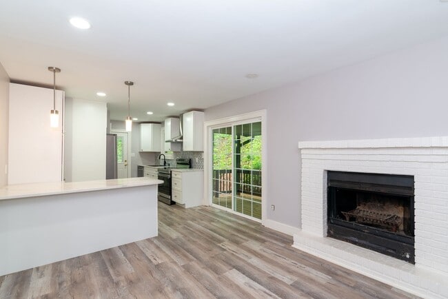 Building Photo - 3 Bedroom 2 Bath beautiful newly remodeled...