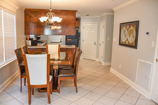 Building Photo - 2546 Bascom Dr