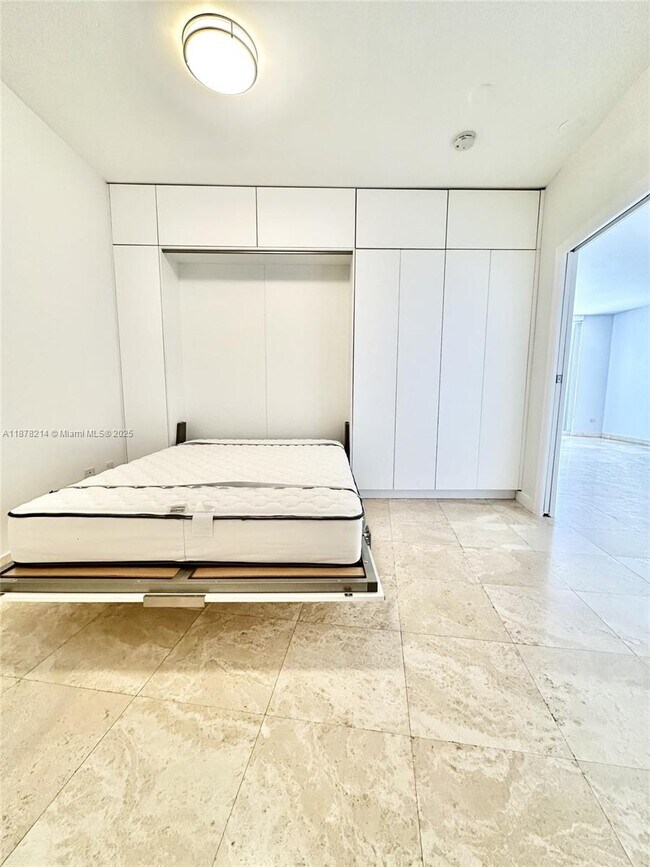 Building Photo - 808 Brickell Key Dr