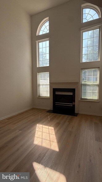 Building Photo - 207 Lookout Pl