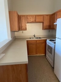 Building Photo - Cute 1 Bedroom Apartment in Senior Building