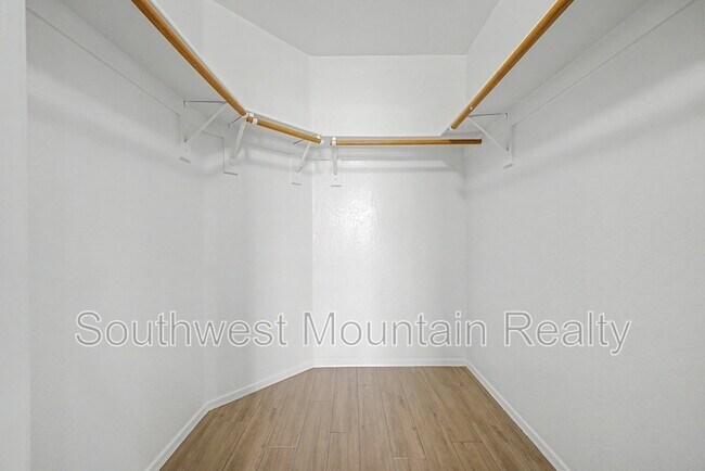 Building Photo - 2272 E Remington Pl