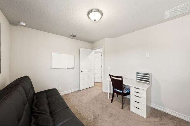 Building Photo - 2 WEEKS FREE RENT w/ 12 Month Lease!!!!!