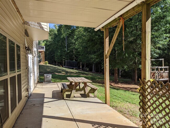 Building Photo - 743 Irish Green Dr