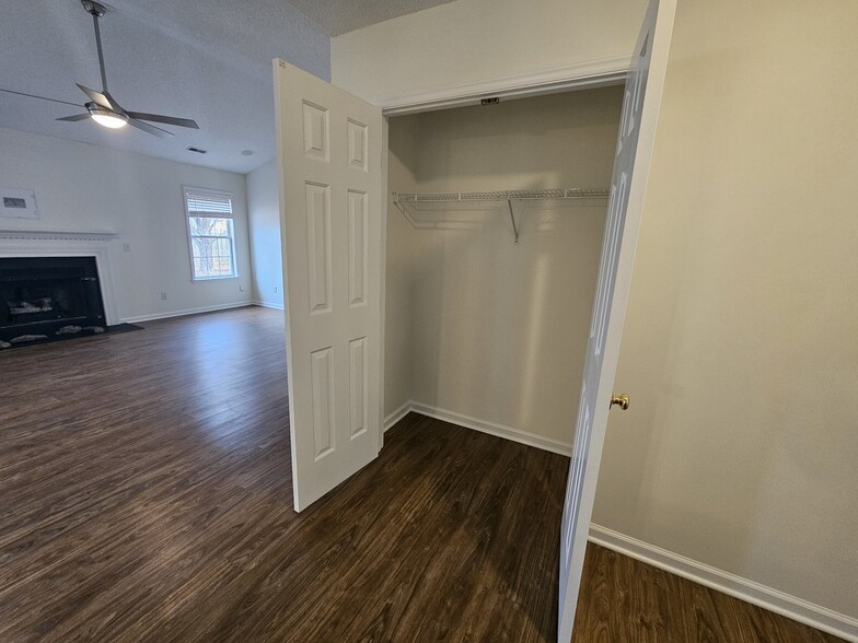 Building Photo - 1503 Flushing Dr