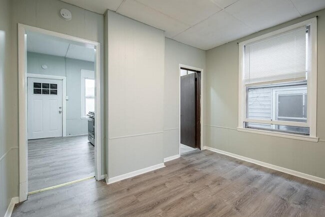 Building Photo - 140 5th Ave