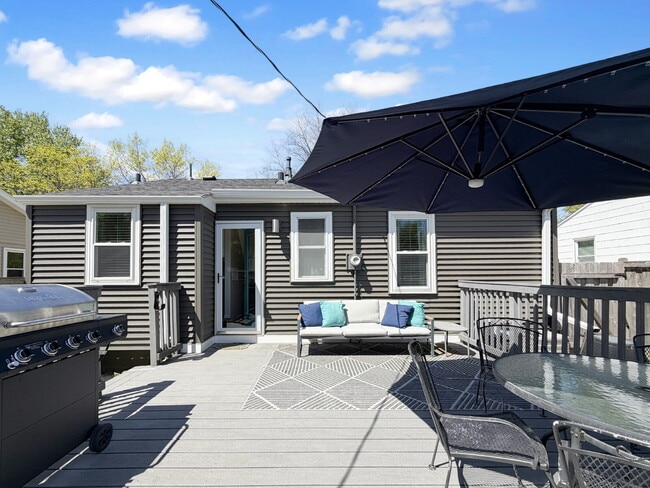 Building Photo - Gorgeous 3-Bed/2 Bath in the Heart of Saint Louis Park - Dogs Welcome!