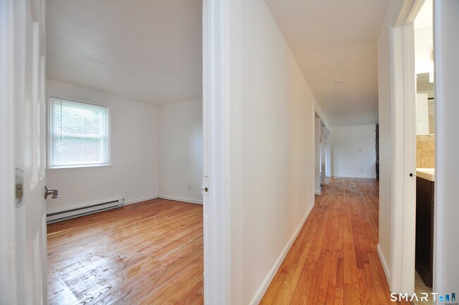 Building Photo - 13 Pleasant View Ave