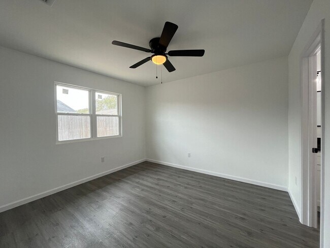 Building Photo - Award Winning Flour Bluff School District!!