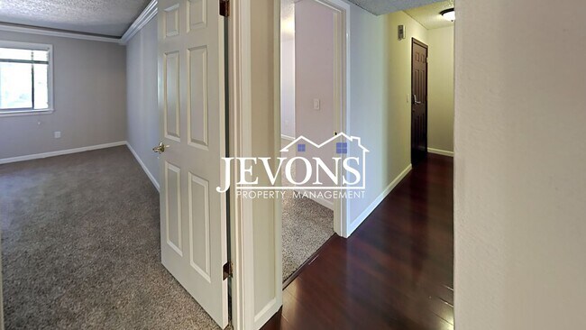 Building Photo - Charming top-floor condo with fully equipp...