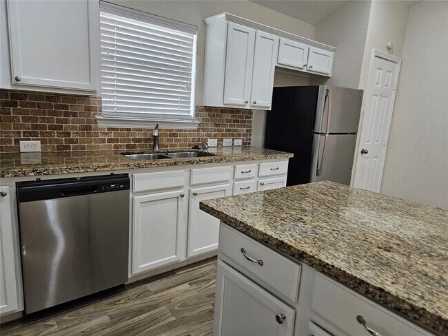 Building Photo - 2115 Summit Meadow Dr