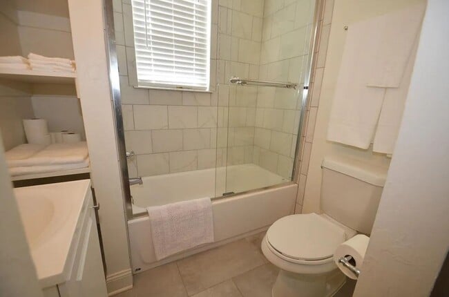 Building Photo - Charming Fully Furnished or unfurnished 1-Bed, 1-Bath steps from the Plaza District