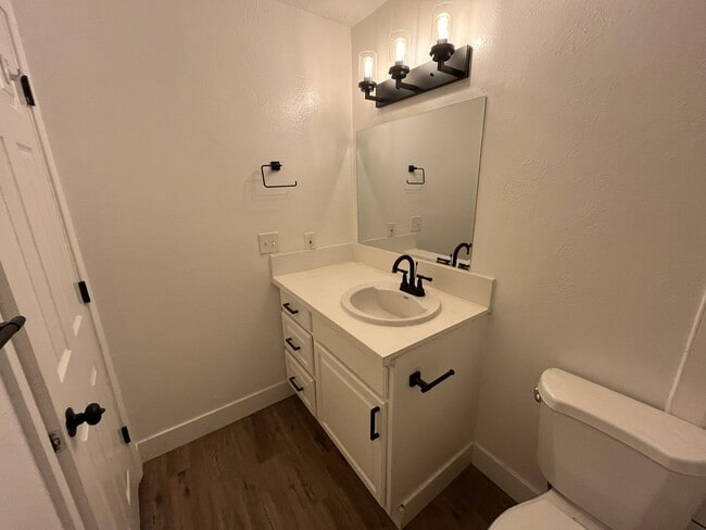 Building Photo - 3 bedroom, 2.5 bathroom home in the heart of Elk Grove