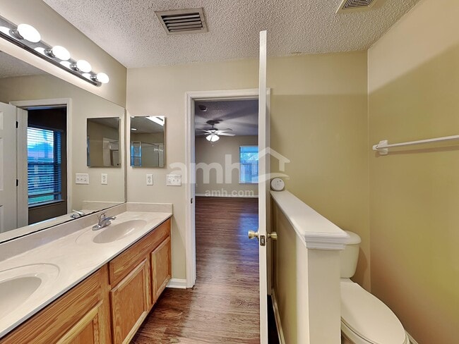 Building Photo - 1643 Hawkins Cove Dr E