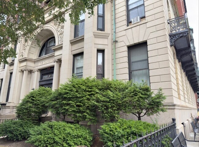 Building Photo - 483 Beacon St