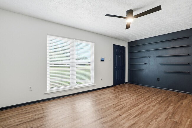 Building Photo - 703 Pineview Ct