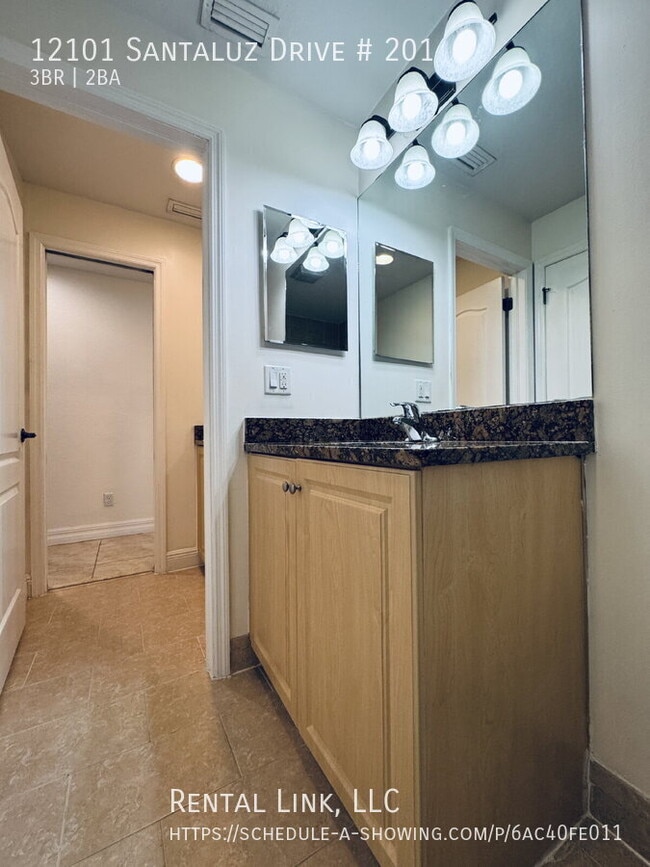 Building Photo - 12101 Santaluz Dr
