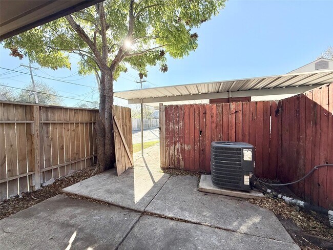 Building Photo - 7980 Grove Ridge Dr