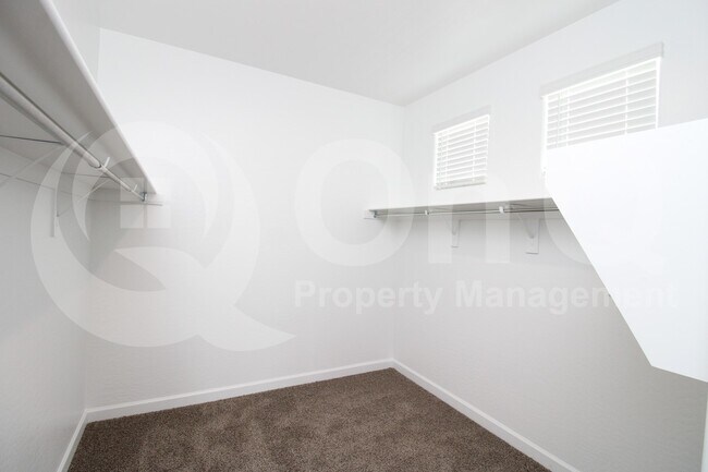 Building Photo - 2079 W Sable Ave