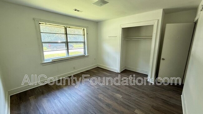 Building Photo - 5613 Parana St